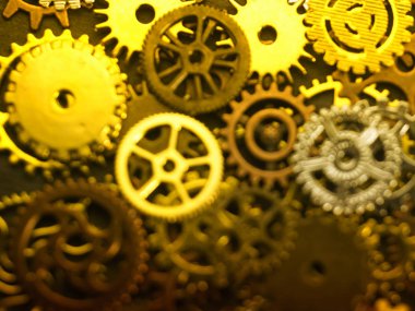 görüntü kavramı saat metal dişliler koyu arka plan üstten görünüm üzerinde bulanıklık 