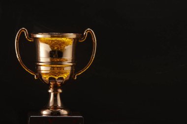 yazı tahtası önünde kupa