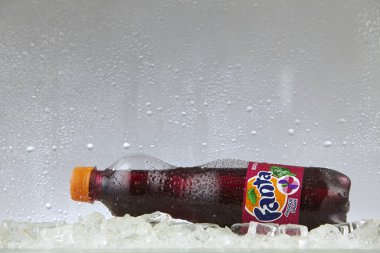 Kuala Lumpur, Malezya Mart - 14, 2017: Olabilir, Coca Cola Şirket alkolsüz içecek Fanta grubu on Ice. Fanta meyve aromalı gazlı alkolsüz içecek Coca-Cola Company tarafından oluşturulan küresel bir markadır.