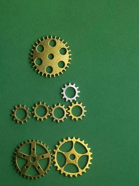 Konsept saat metal dişliler koyu arka plan üzerinde görünümü top