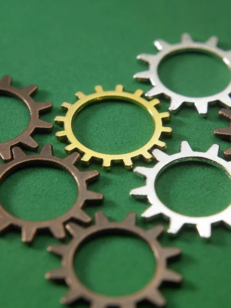 yeşil zemin üzerine metal dişliler 