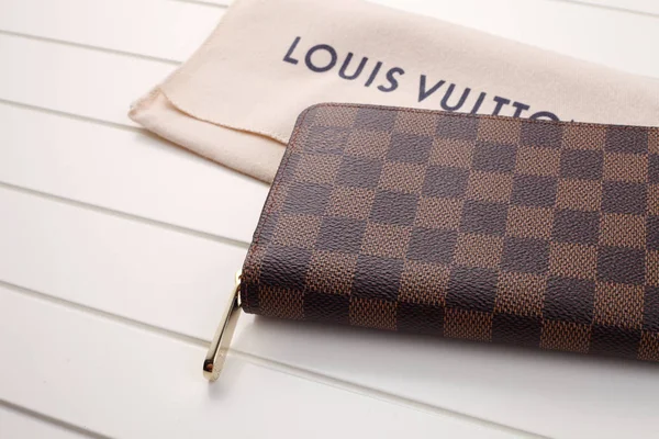 Κουάλα Λουμπούρ Μαλαισία Δεκεμβρίου 2016 Louis Vuitton Πορτοφόλι Λευκό Φόντο — Φωτογραφία Αρχείου