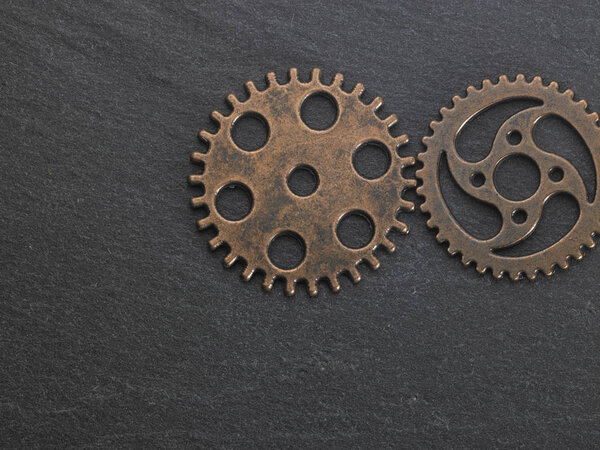 металлические шестерни на темном фоне

