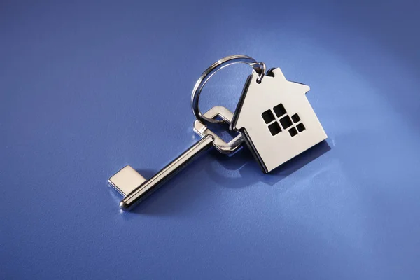 Schlüssel Und Schlüsselanhänger Mit Silberner Hausform — Stockfoto