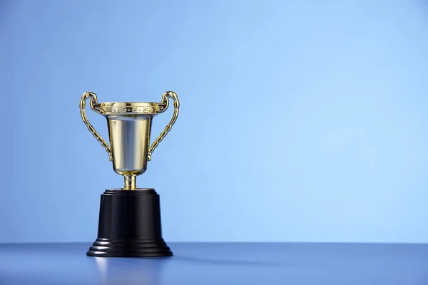 Золотой Трофей Синем Фоне — стоковое фото