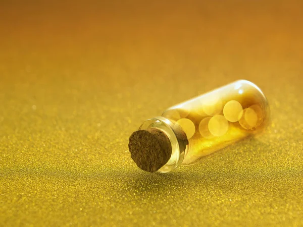 Mini Garrafa Fundo Dourado — Fotografia de Stock