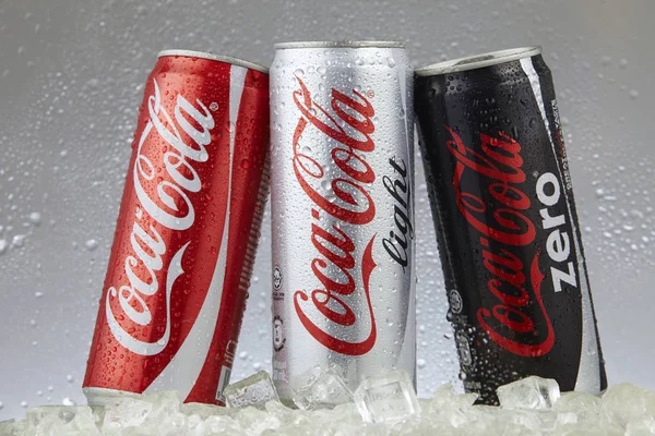 マレーシア クアラルンプール 2017 日の古典的なコカ コーラの缶のアイス キューブで冷凍庫のエディトリアル写真 コーラ社は 最も人気のある市場のリーダー — ストック写真