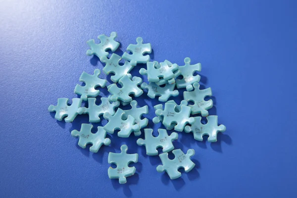 Pezzo Puzzle Sullo Sfondo Blu — Foto Stock