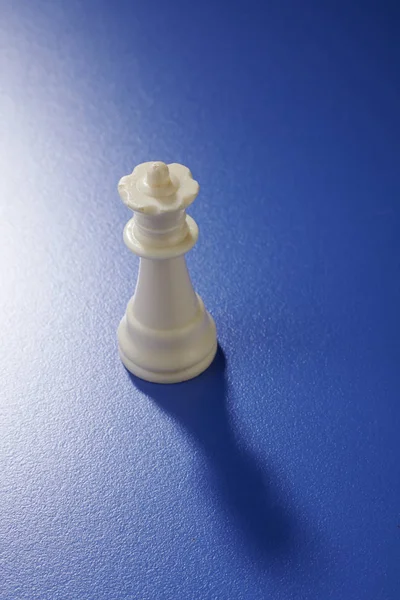 青の背景にチェス クイーン — ストック写真