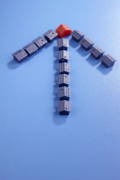 Miniatur Modellhaus Einer Pfeilform Auf Blauem Hintergrund Angeordnet — Stockfoto