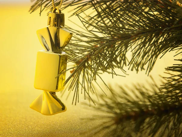 金色の背景にクリスマス飾り — ストック写真