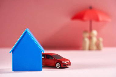 Mavi ev modeli ve kırmızı oyuncak araba..                              