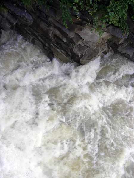 Грубая Река Карпатах Склонах Скал — стоковое фото