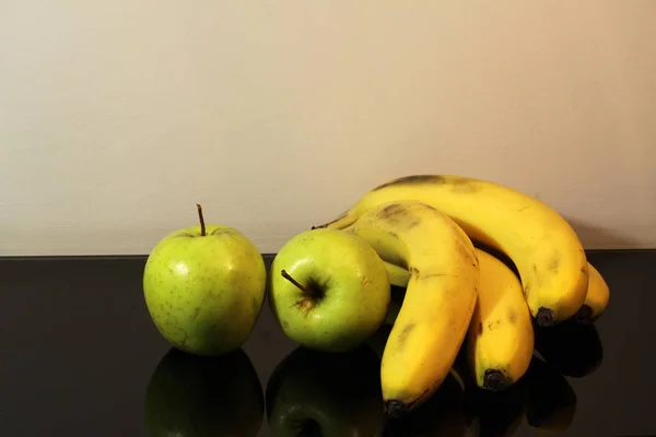 Två Gröna Äpplen Ligga Med Gren Bananer Svart Spegel Bakgrund — Stockfoto