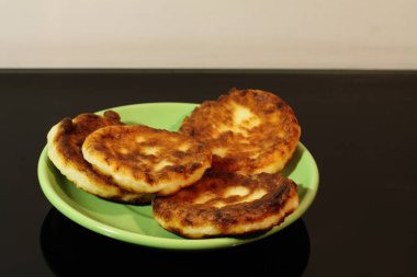 Krep börek yeşil bir tabak ve siyah ayna arka planda yansıyan yansıtılmış bir masa