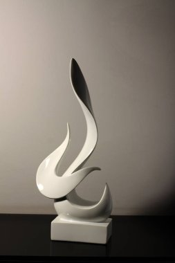 Masada beyaz soyut heykelciği siyah ayna arka planda yansıtılır