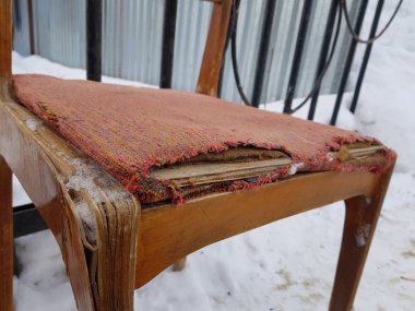 Eski püskü açık havada kışın karda sandalye