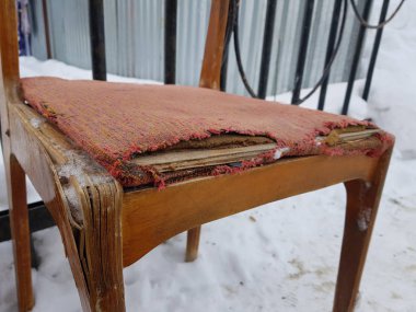 Eski püskü açık havada kışın karda sandalye