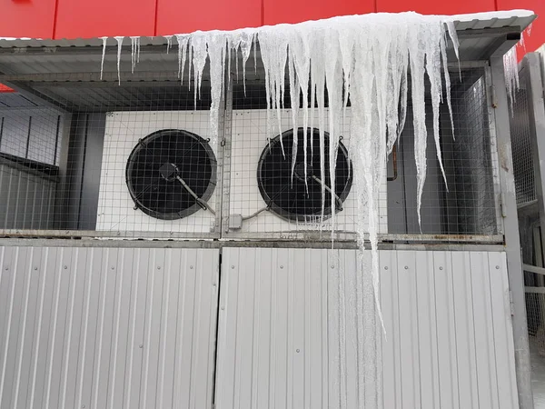 Hielo Carámbanos Cuelgan Del Aire Acondicionado Helado — Foto de Stock