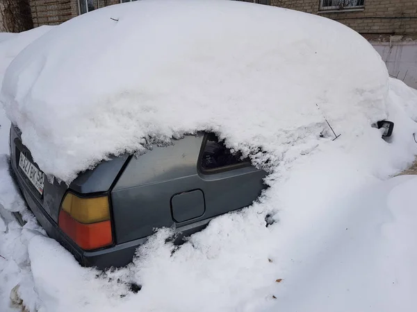 完全に雪に覆われた車は 冬に立っています — ストック写真