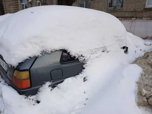 Полностью Покрытый Снегом Автомобиль Стоит Зимой — стоковое фото