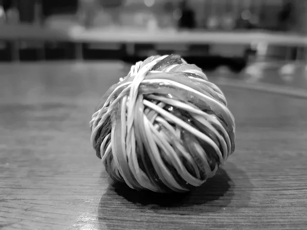 Мяч Цветных Резиновых Лент Столе — стоковое фото