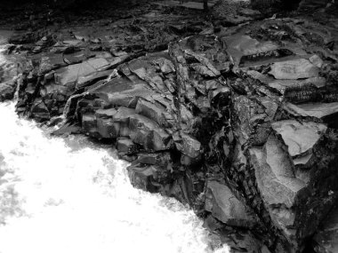 Sert kayalara eteklerinde Karpatlar nehirde