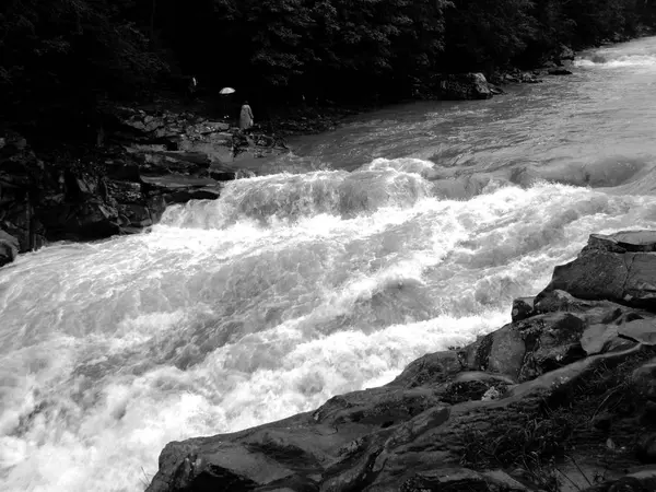 Rio Áspero Nos Cárpatos Nas Encostas Das Rochas — Fotografia de Stock