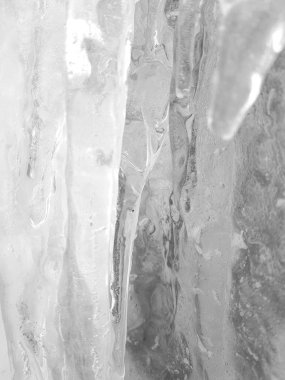 Tehlikeli buz sarkıtları ve kışın buz blokları