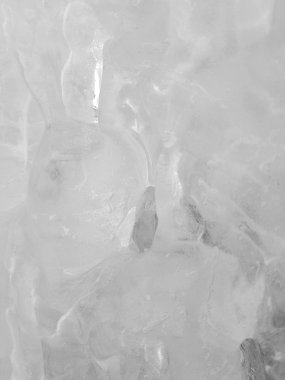 Tehlikeli buz sarkıtları ve kışın buz blokları