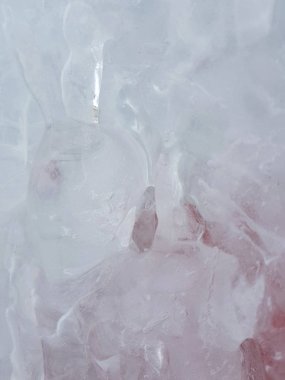 Tehlikeli buz sarkıtları ve kışın buz blokları