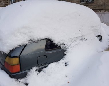 Araba tamamen karla kaplı kışın standları
