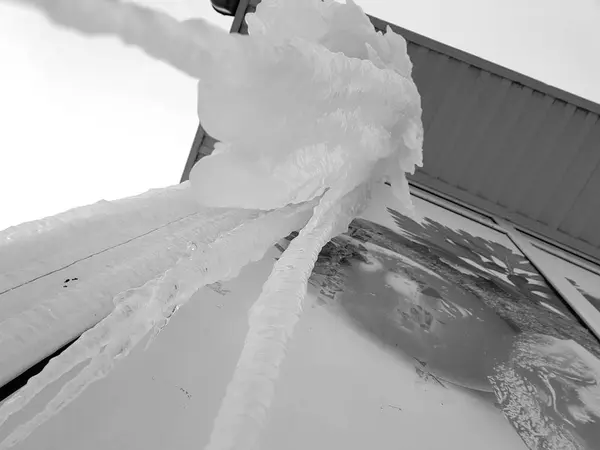 Επικίνδυνη Icicles Και Μπλοκ Του Πάγου Τον Χειμώνα — Φωτογραφία Αρχείου