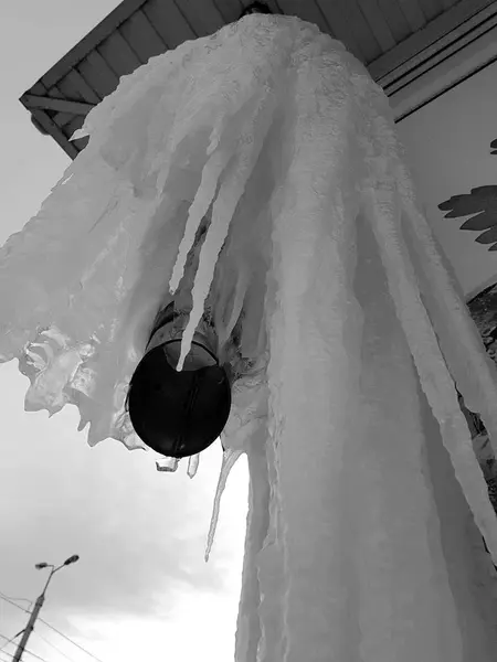 Επικίνδυνη Icicles Και Μπλοκ Του Πάγου Τον Χειμώνα — Φωτογραφία Αρχείου