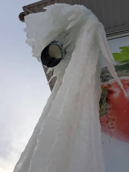 Опасные Сосульки Блоки Льда Зимой — стоковое фото