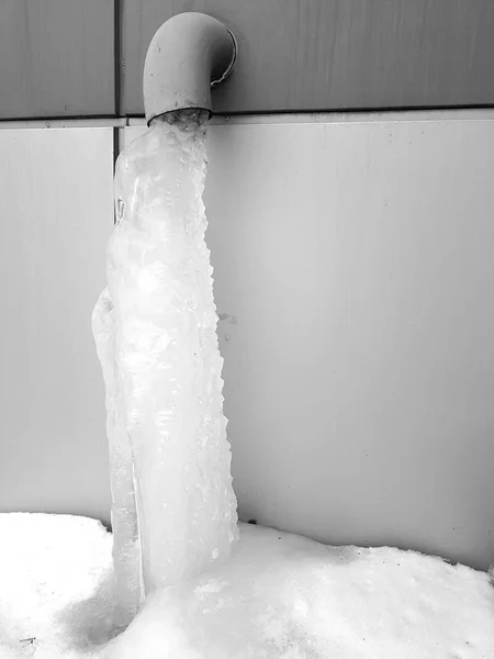 Опасные Сосульки Блоки Льда Зимой — стоковое фото