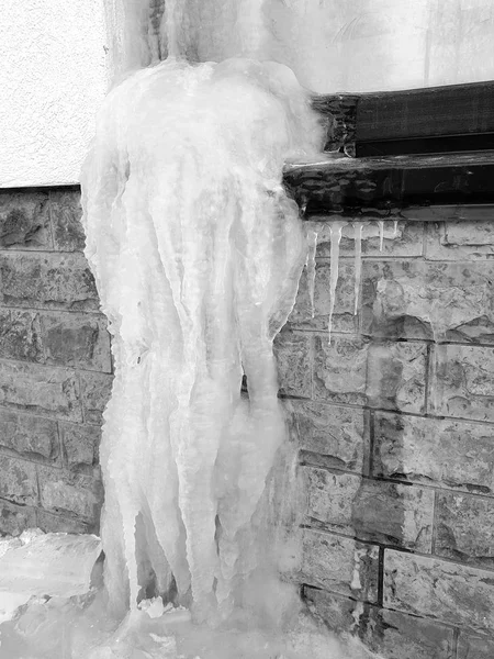 冬季危险的冰柱和冰块 — 图库照片