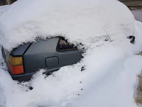 Полностью Покрытый Снегом Автомобиль Стоит Зимой — стоковое фото
