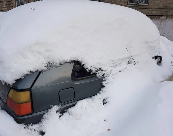 Plně Pokryté Sněhem Auto Stojí Zimě — Stock fotografie