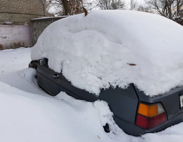 Plně Pokryté Sněhem Auto Stojí Zimě — Stock fotografie