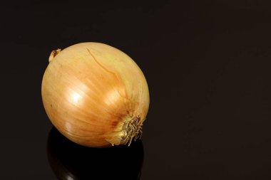 Soğanlar siyah ayna masasına yansıyor.