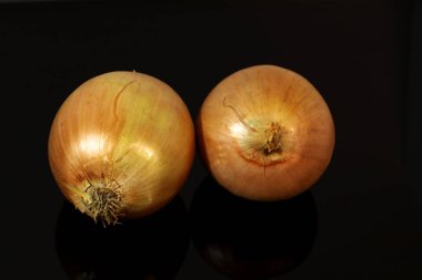 Soğanlar siyah ayna masasına yansıyor.