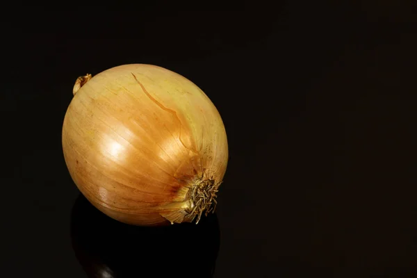 Onions Reflected Black Mirror Table — Stock Photo, Image