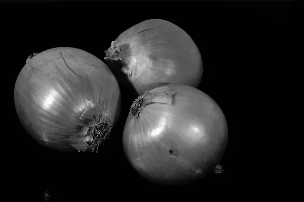 Onions Reflected Black Mirror Table — Stock Photo, Image