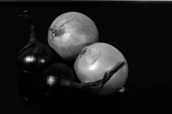 Cebolas Cebolas Azuis Refletem Uma Mesa Espelho Preta — Fotografia de Stock