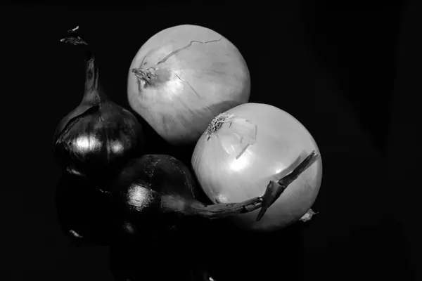 Zwiebeln Und Blaue Zwiebeln Spiegeln Sich Auf Einem Schwarzen Spiegeltisch — Stockfoto