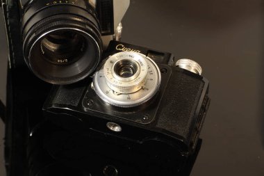 Siyah ayna masada yansıyan birkaç vintage kameralar