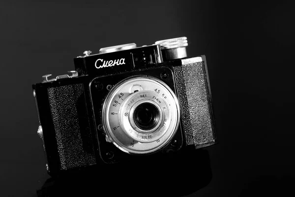 Alte Alte Fotoapparate Auf Schwarzem Spiegeltisch — Stockfoto