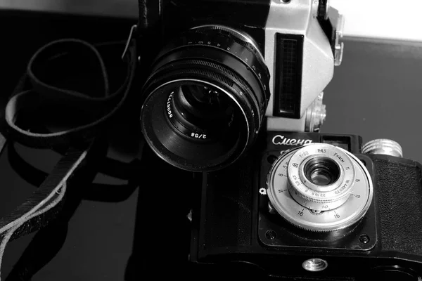 Several Vintage Cameras Reflected Black Mirror Table — Stock Photo, Image