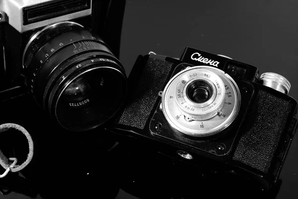 Plusieurs Caméras Vintage Réfléchies Sur Une Table Miroir Noire — Photo